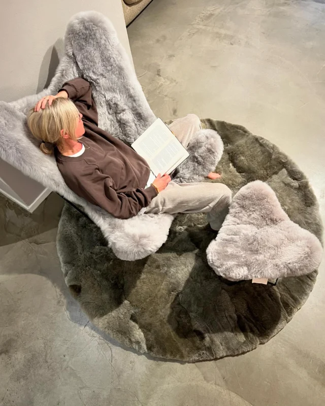 Entdecke die Neuheiten von Weich Couture Alpaca bei uns im Laden, lasst euch inspirieren!

@weich_alpaca 

#comfy #comfyfurniture #cozyhome #cozyliving #designwärmflasche #wärmflasche #fellteppich #designfurniture #designerfurniture #cozycore #comfycore #butterflychair #aachenschönealtstadt