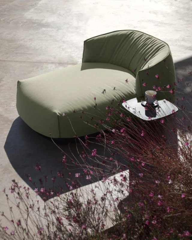 Reinlegen, durchatmen, bleiben.
Das Brioni Daybed und der passende Pouf von @kristaliadesign bringen Lounge-Feeling in deinen Garten – gemütlich, wetterfest und einfach schön anzusehen.

Aktuell als Ausstellungsstücke zum Sonderpreis bei uns am Theaterplatz erhältlich.

Vorbeischauen. Probeliegen. Verlieben.

#brioni #kristalia #outdoorlounge #designmöbel #outdoorstyle #einrichtungshaus #einrichtungsideen #Outdoor #sale @theaterviertelaachen @aachen.schoene.altstadt