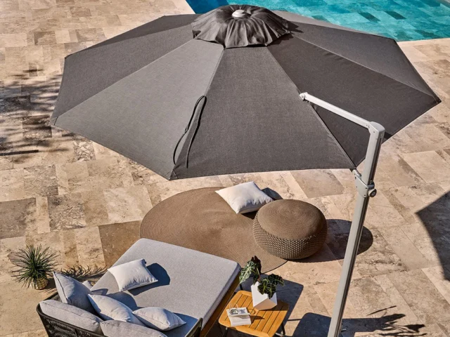 Wir spenden den Schatten - für entspannte Sommertage mit Stil!
Der Freiarmschirm von @weishaeupl_werkstaetten macht sich ganz flexibel für dich: drehen, neigen, verschieben – alles easy. Und dabei sieht er auch noch verdammt gut aus.

#weishäupl #freiarmschirm #outdoordesign #schattenspender #aachen #sommerkannkommen @aachen.schoene.altstadt @theaterviertelaachen